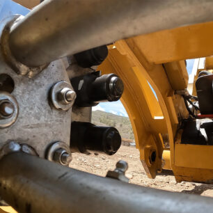 OilQuick_Features__Screw-On-Couplings.jpg